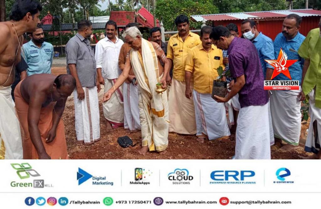 കടയ്ക്കൽ മഹാവിഷ്ണു ക്ഷേത്രത്തിൽ പുന:പ്രതിഷ്ഠ കർമ്മം നടത്തുന്നു