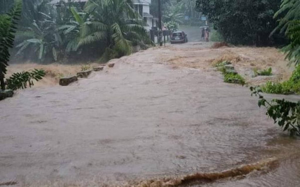 കുട്ടിക്കാനത്ത് ഉരുൾ പൊട്ടി റോഡ് ഒലിച്ചു പോയി