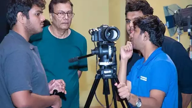 ജാതി അധിക്ഷേപം നടത്തിയ അധ്യാപകനെക്കൊണ്ട് മാപ്പ് പറയിച്ച് SRFTI വിദ്യാര്ഥികള്