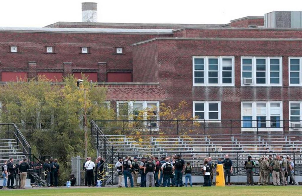 സെന്റ് ലൂയിസ് ഹൈ സ്കൂള് വെടിവെപ്പ് -അധ്യാപികയും, വിദ്യാർത്ഥിനിയും ഉൾപ്പെടെ മൂന്ന് മരണം