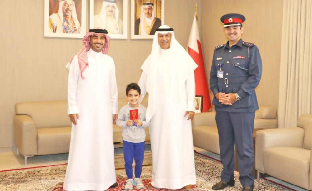 ആഭ്യന്തര മന്ത്രാലയം അണ്ടർസെക്രട്ടറി ആദ്യ ഇ-പാസ്പോർട്ട് കൈമാറി