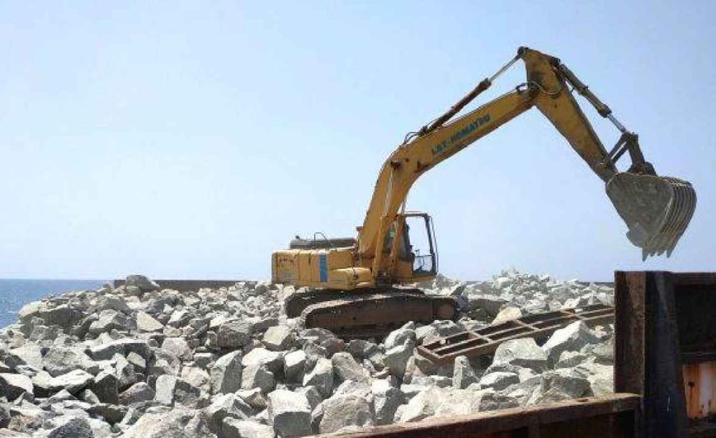 കോഴിക്കോട് പുലിമുട്ട് നിർമാണത്തിനിടെ ജെ സി ബി കടലിലേയ്ക്ക് വീണു