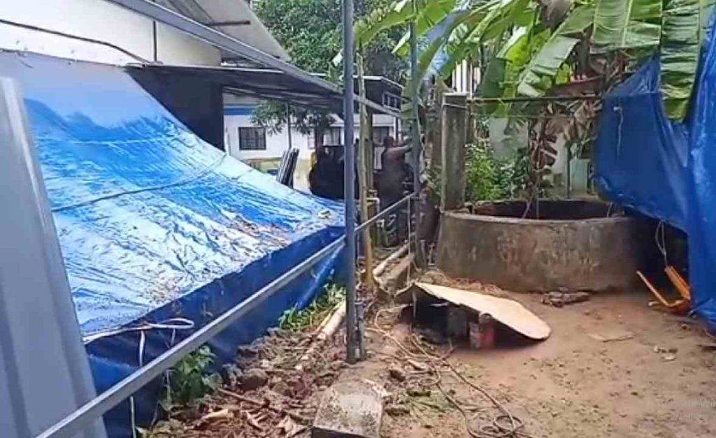 ചാലക്കുടി അന്നനാട് മരണം നടന്ന വീട്ടുമുറ്റത്തേക്ക്  മതിലിടിഞ്ഞ് വീണ് 11 പേര്ക്ക് പരിക്ക്