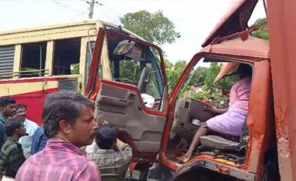കൊട്ടാരക്കരയിൽ കെഎസ്ആർടിസി ബസും മിനി കണ്ടെയ്നറും കൂട്ടിയിടിച്ച് 20പേർക്ക് പരിക്ക്