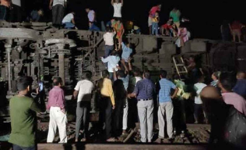 ഒഡീഷയിൽ ട്രെയിനുകൾ കൂട്ടിയിടിച്ച് വൻ അപകടം; മരണം 120 കടന്നു, 800ലധികം പേർക്ക് പരുക്ക്