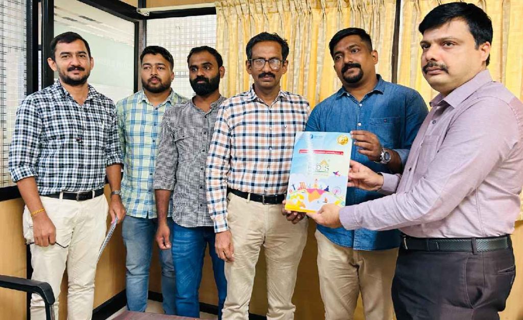 നോർക്ക – കുവൈറ്റ് നാഷണല് ഗാര്ഡ് റിക്രൂട്ട്മെന്റിൽ നിയമനം ലഭിച്ചവര്ക്ക് യാത്രാടിക്കറ്റുകള് കൈമാറി