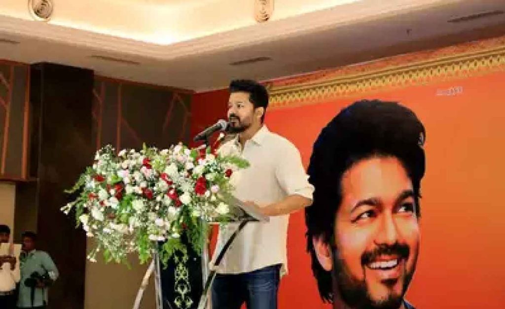 രാഷ്ട്രീയ പ്രവേശന സൂചനകളുമായി വീണ്ടും തമിഴ് നടൻ വിജയ്