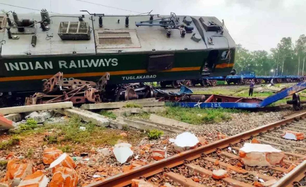 പശ്ചിമബംഗാളിൽ രണ്ട് ചരക്ക് ട്രെയിനുകൾ തമ്മിൽ കൂട്ടിയിടിച്ചു വൻ അപകടം