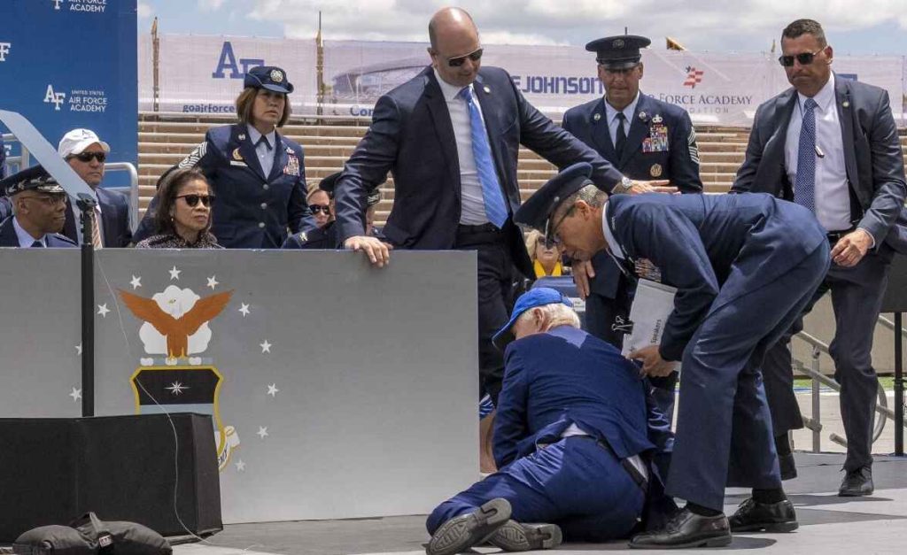 പൊതുവേദിയിൽ മറിഞ്ഞുവീണ് അമേരിക്കൻ പ്രസിഡന്റ് ജോ ബൈഡൻ