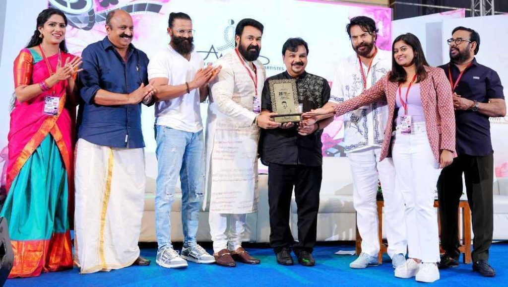 ഇടവേള ബാബുവിനെ “അമ്മ” ആദരിച്ചു