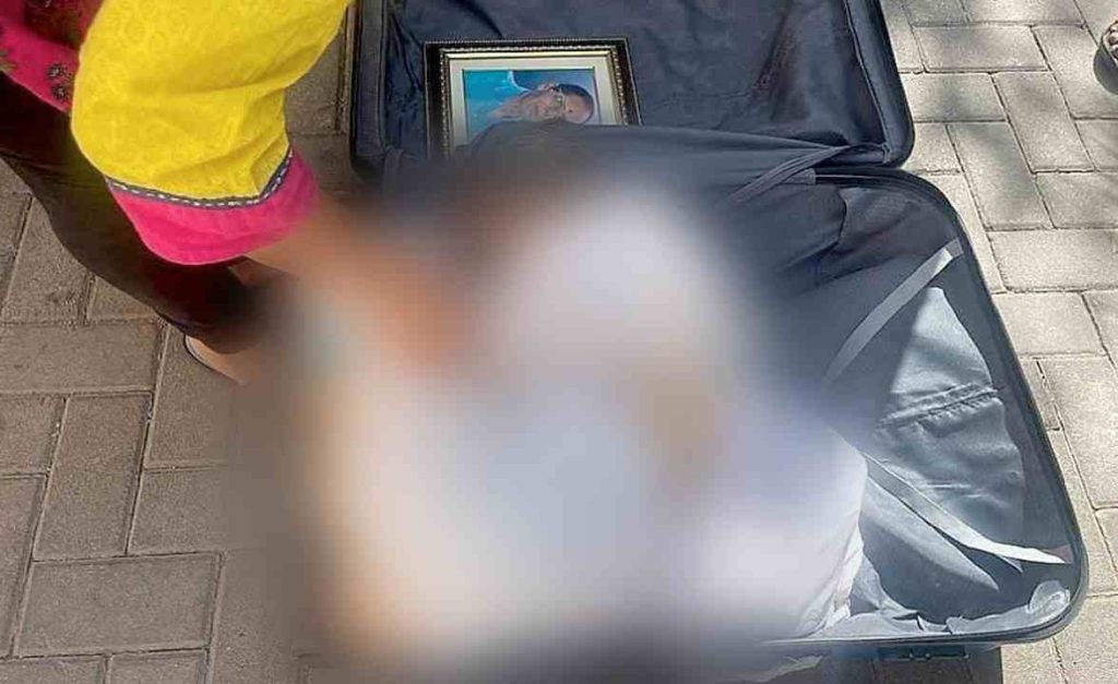അമ്മയെ കൊന്ന് സ്യൂട്ട് കേസിലാക്കി പൊലീസ് സ്റ്റേഷനിലെത്തിച്ച് മകൾ