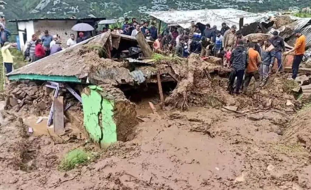 ഹിമാചലിൽ കനത്ത മഴയിൽ 21 പേർ മരണം; 24 മണിക്കൂറിനുള്ളിൽ പതിനാറ് പേര് മരിച്ചു