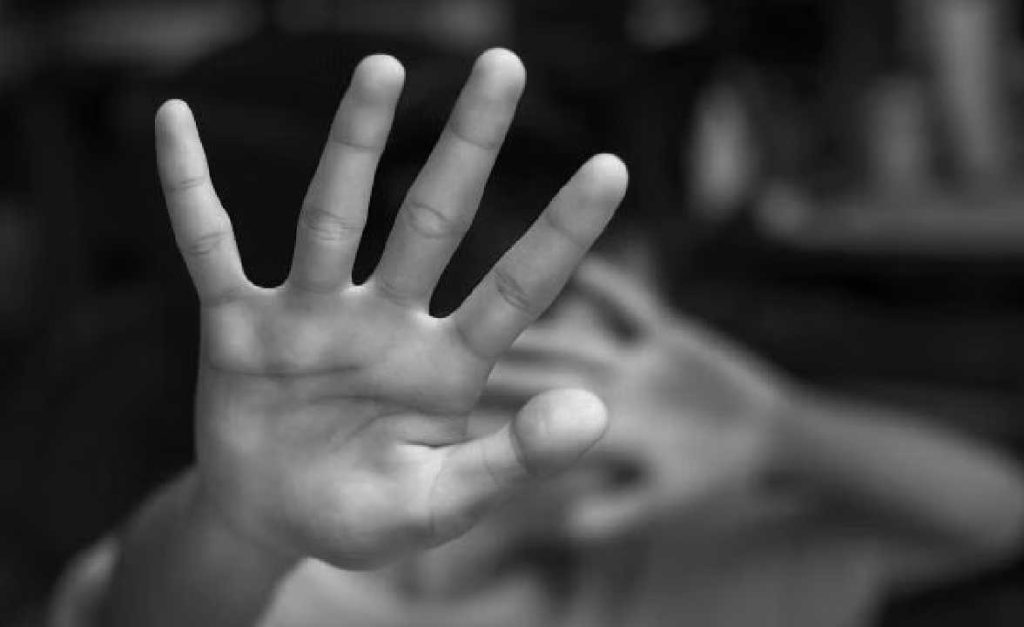 അഞ്ചുവയസ്സുകാരിയെ ലൈംഗികമായി പീഡിപ്പിച്ച കേസിൽ പിതാവും പ്രായപൂർത്തിയാകാത്ത മകനും അറസ്റ്റിൽ