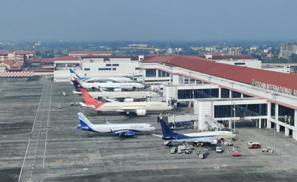 നെടുമ്പാശ്ശേരി വിമാനത്താവളത്തിൽ വ്യാജ ബോംബ് ഭീഷണി;യുവതി പോലീസ് കസ്റ്റഡിയിൽ