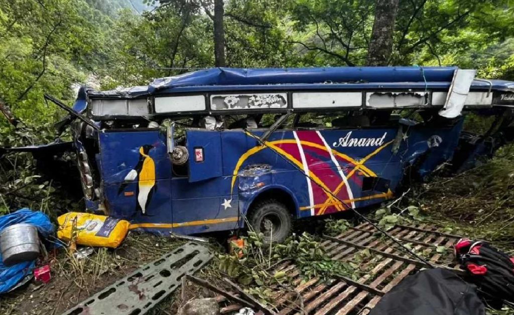 ഉത്തരാഖണ്ഡില് ബസ് കൊക്കയിലേക്ക് മറിഞ്ഞ് ഏഴുപേര് മരിച്ചു; 27 പേര്ക്ക് പരിക്ക്