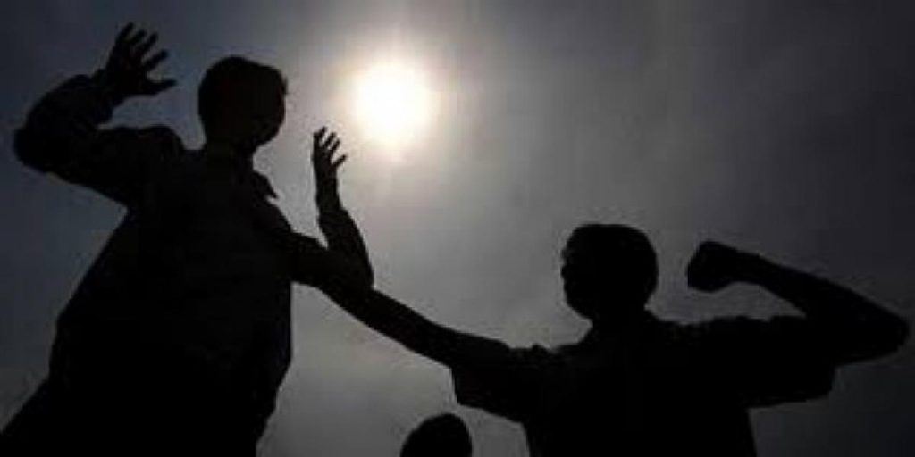 30കാരി 20കാരൻ കാമുകന്റെ ബൈക്കിൽ പോകാനൊരുങ്ങി, പിന്നാലെ വന്ന ഭർത്താവ് റോഡിലിട്ട് പൊതിരെ തല്ലി