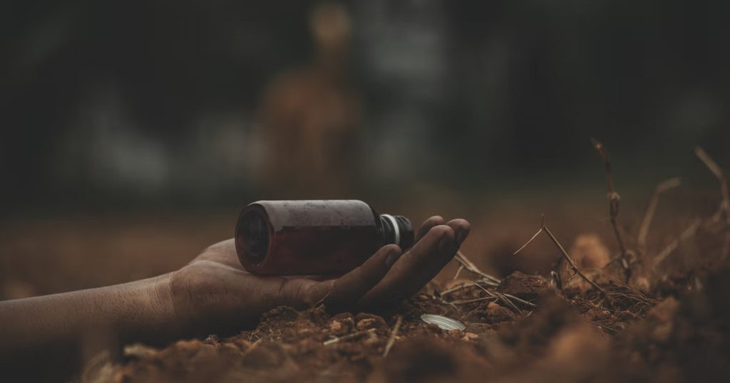 മോഷണം ആരോപിച്ച് വീട്ടമ്മയെ മർദ്ദിച്ച വ്യാപാരി വിഷം ഉള്ളിൽ ചെന്ന നിലയിൽ