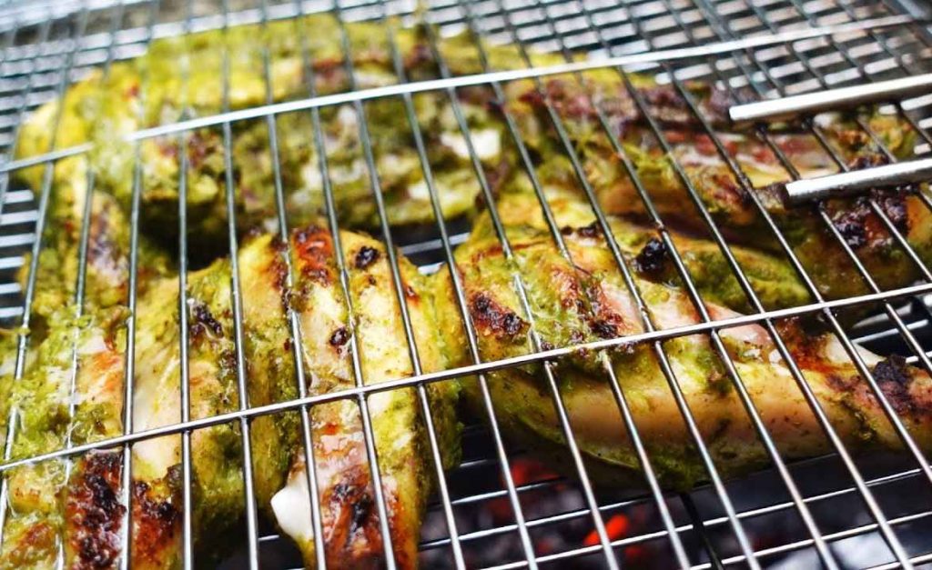 അൽഫാം വേണമെന്ന് യുവാക്കൾ; വൈകുമെന്ന് ജീവനക്കാർ, ഹോട്ടൽ ജീവനക്കാരെ മർദ്ദിച്ച് യുവാക്കൾ