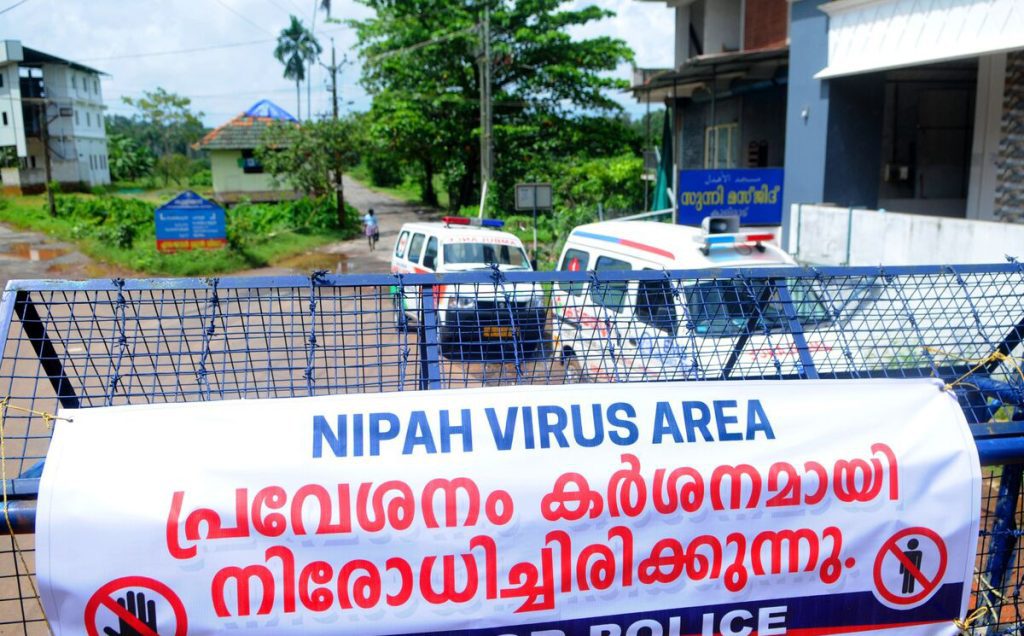 നിപ: 950പേര് സമ്പര്ക്ക പട്ടികയില് ; രണ്ടുപേര്ക്കുകൂടി രോഗലക്ഷണം, സ്ഥിതിഗതികള് വിലയിരുത്തി കേന്ദ്ര ആരോഗ്യമന്ത്രാലയം