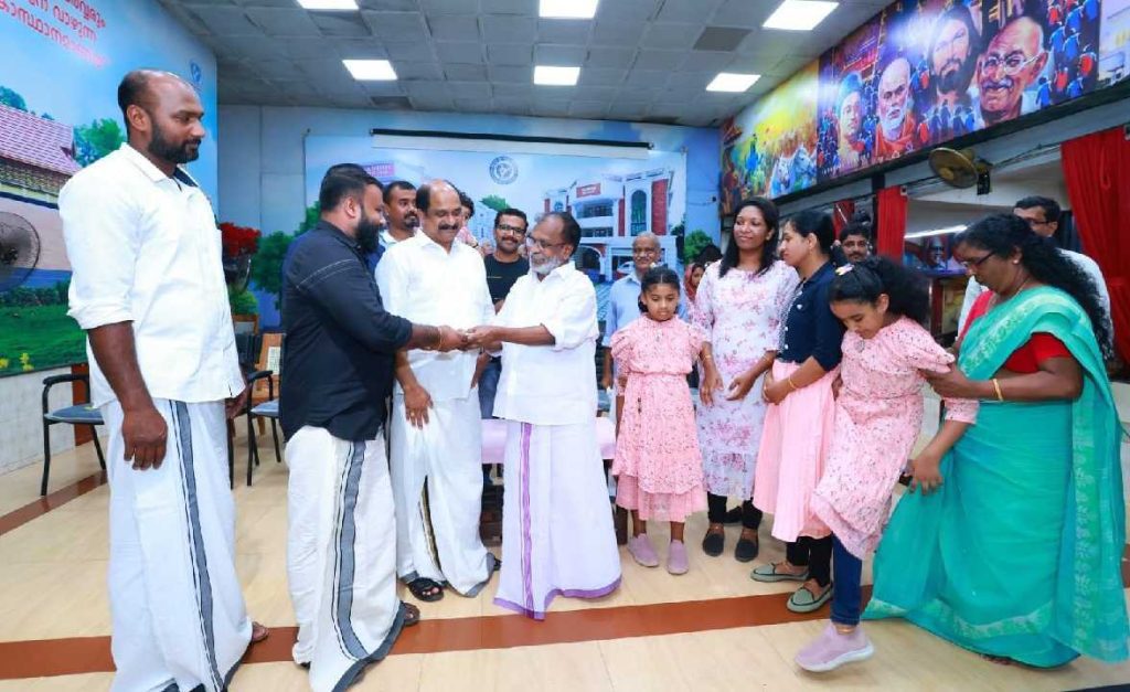 പത്തനാപുരം ഗാന്ധിഭവനു സഹായം കൈമാറി