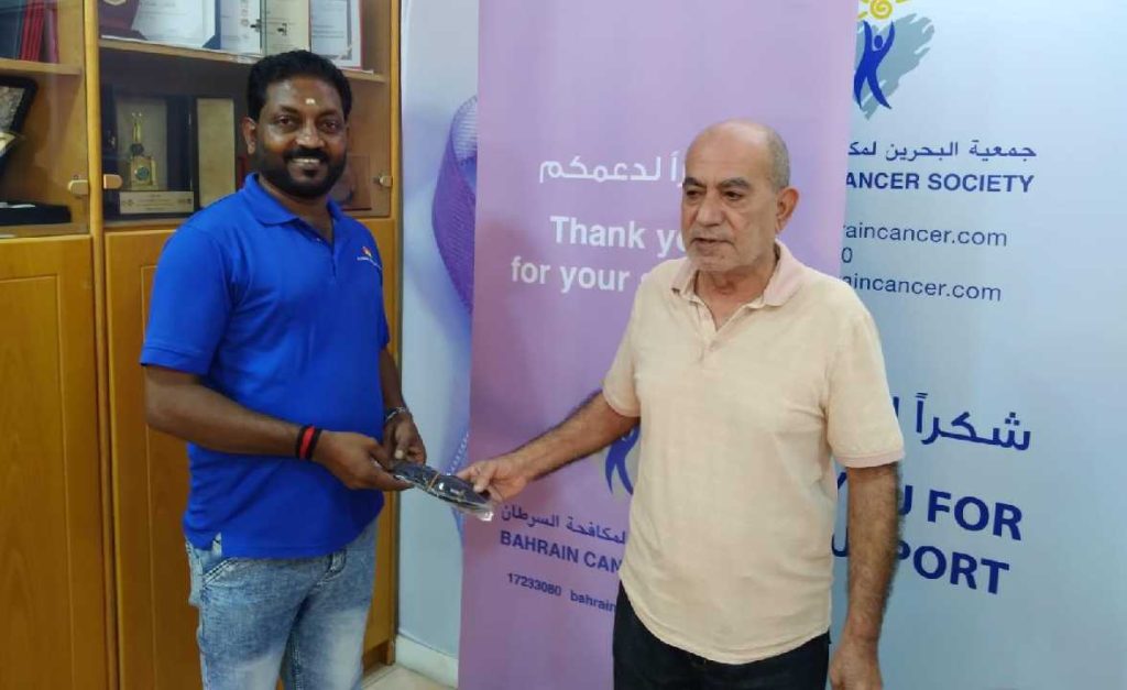 അർബുദ രോഗികൾക്കായി സദാനന്ദൻ കാൻസർ സൊസൈറ്റിക്ക് തലമുടി ദാനം നൽകി