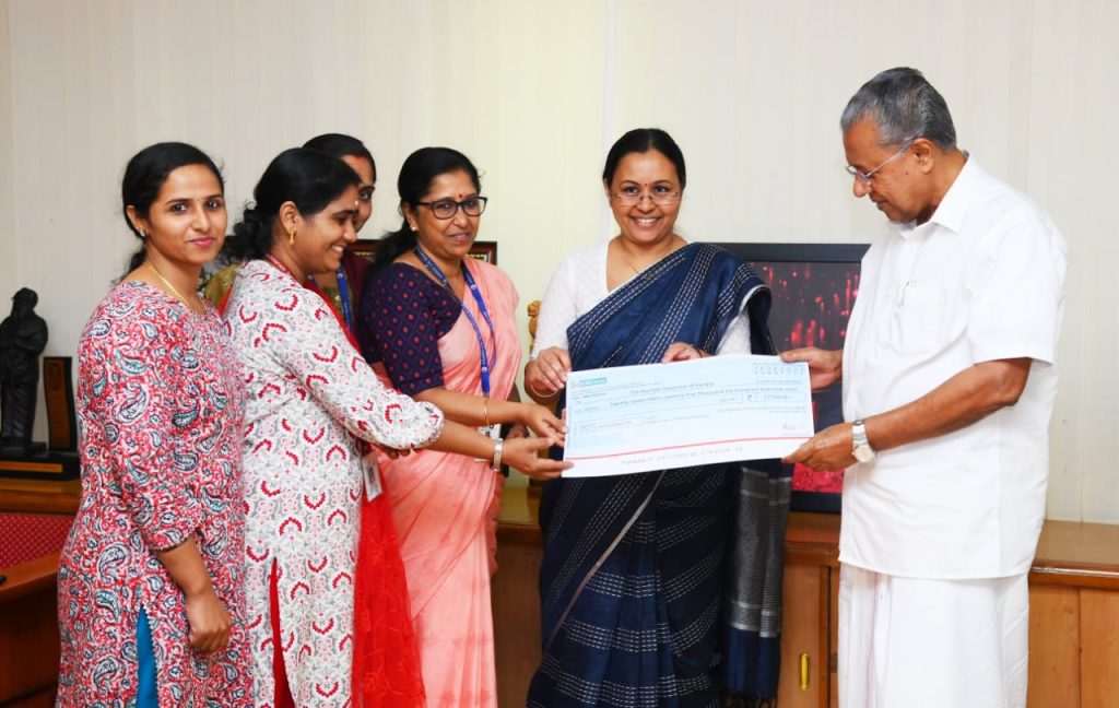 വനിത വികസന കോർപറേഷന്റെ ലാഭവിഹിതം മുഖ്യമന്ത്രിക്ക് കൈമാറി