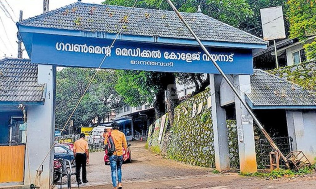 ചികിത്സാപ്പിഴവുമൂലം വൃഷണം നീക്കംചെയ്യേണ്ടിവന്നു; മുഖ്യമന്ത്രിക്കും, പോലീസ് മേധാവിക്കും, മെഡിക്കല് ഓഫീസര്ക്കും പരാതിനല്കി