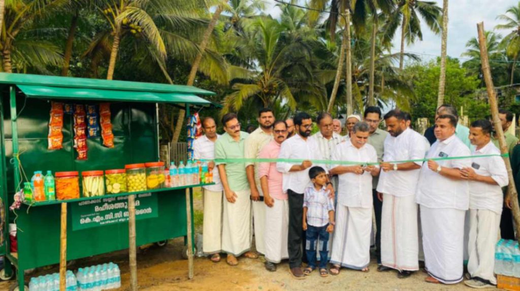 ഹൈദരലി ശിഹാബ് തങ്ങൾ സ്മാരക മഹീശത്തു റഹ്മ സമർപ്പിച്ചു