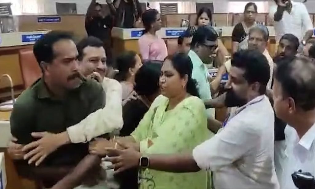 ഒറ്റപ്പാലം നഗരസഭാ കൗൺസിലില് അംഗങ്ങൾ തമ്മില് വാക്കേറ്റം കൈയാങ്കളി, യോഗം പിരിച്ചുവിട്ടു
