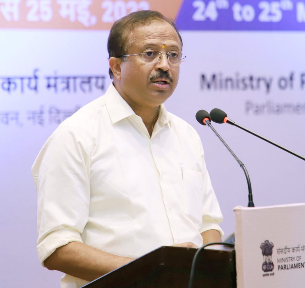 ‘മുഖ്യമന്ത്രി ഇത്ര മണ്ടനാവരുത്, നിയമങ്ങളെക്കുറിച്ചു ധാരണ വേണം’; കേന്ദ്രം മുഴുവന് പണവും നല്കി; മുരളീധരന്