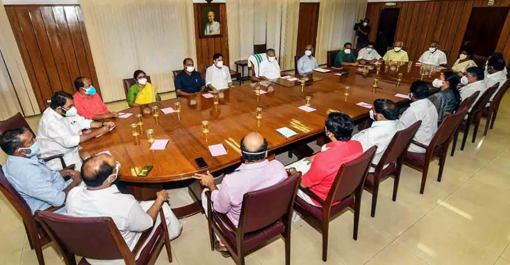 നവകേരള സദസ് ആര്ഭാടമാക്കണം; ആവശ്യത്തിന് പണം ചെലവഴിക്കാന് സഹകരണ സംഘങ്ങള്ക്ക് നിര്ദേശം