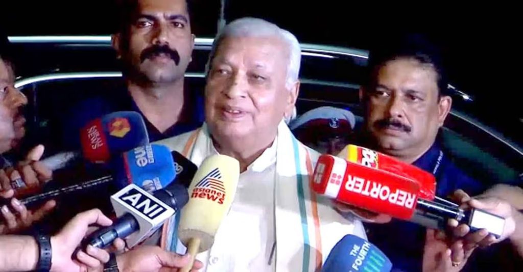 കാറിൽ വന്ന് ആഞ്ഞടിക്കുന്നതാണോ ജനാധിപത്യം? കരിങ്കൊടി കാണിച്ച എസ്എഫ്ഐക്ക് നേരെ വാഹനത്തിൽ നിന്നിറങ്ങി ഗവർണർ