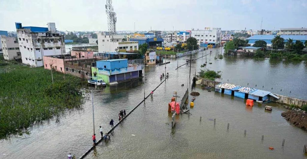 മിഷോങ് ചുഴലിക്കാറ്റ്: ചെന്നൈ വെള്ളത്തില്, ആരും വീടിന് പുറത്തിറങ്ങരുതെന്ന് നിര്ദേശം