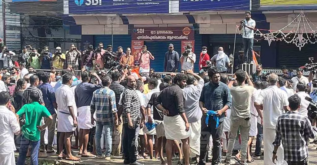 വേദിക്കു സമീപം കണ്ണീർവാതക ഷെൽ പതിച്ചു; നേതാക്കൾക്കു കൂട്ടത്തോടെ ദേഹാസ്വാസ്ഥ്യം, പലരും ആശുപത്രിയിൽ