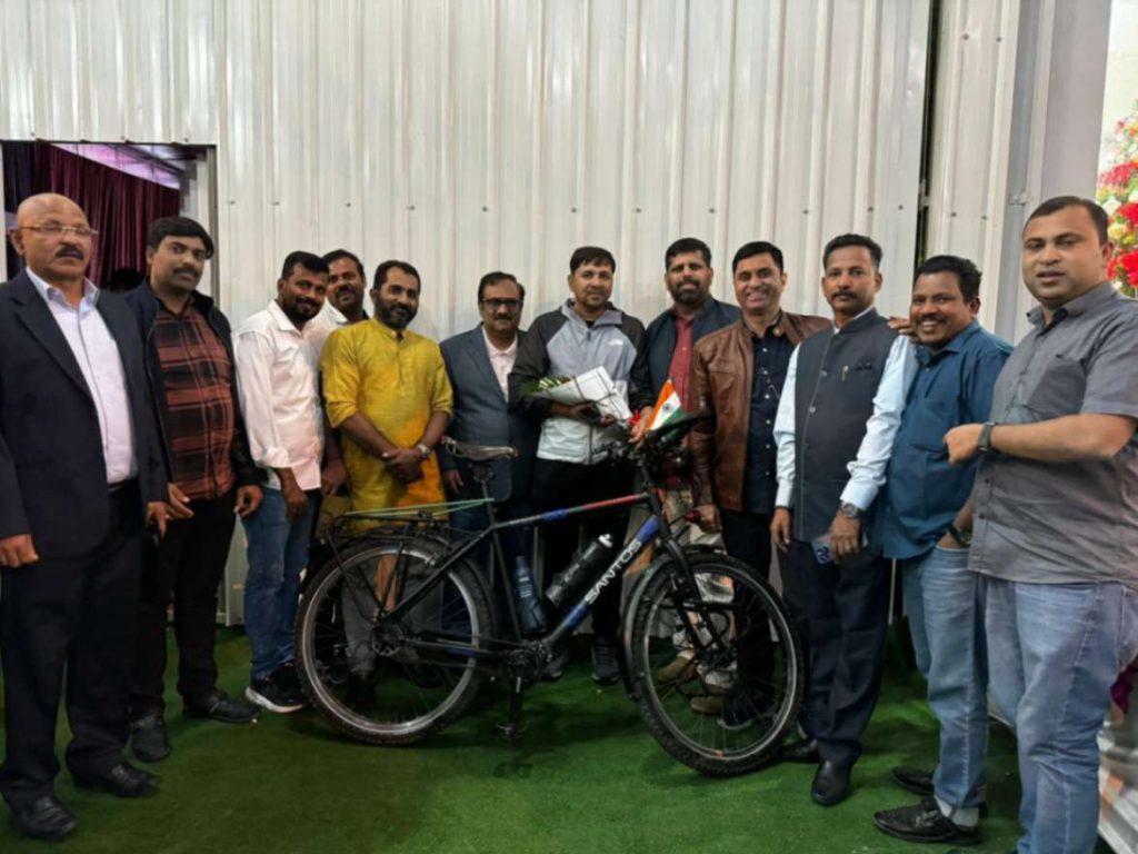സൈക്കിൾ ബാവയെ അനുമോദിച്ചു മലയാളി സാമൂഹിക പ്രവർത്തകർ