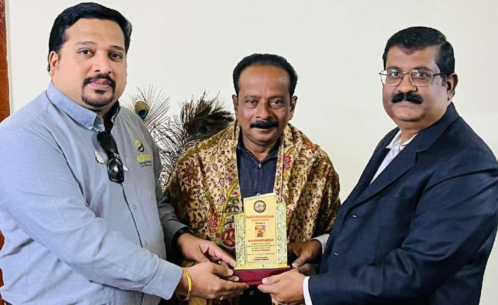 പാലക്കാട് പ്രവാസി അസോസിയേഷൻ സുരേഷ് അയ്യമ്പിള്ളിയെ ആദരിച്ചു