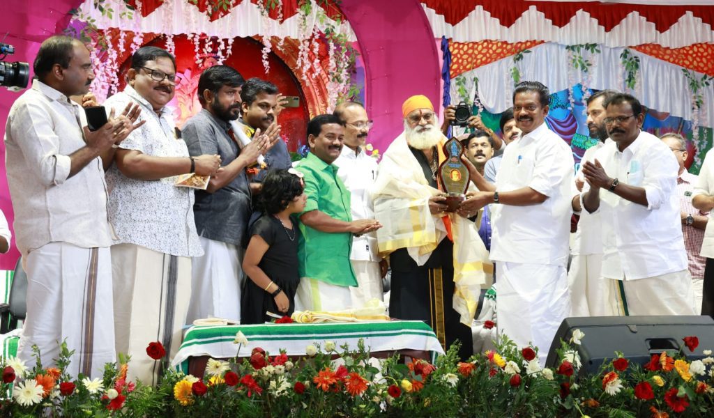 ഹരിവരാസനം പുരസ്കാര ജേതാവ് പി. കെ. വീരമണിദാസനെ അഭിനന്ദിച്ച് മന്ത്രി കെ. രാധാകൃഷ്ണൻ