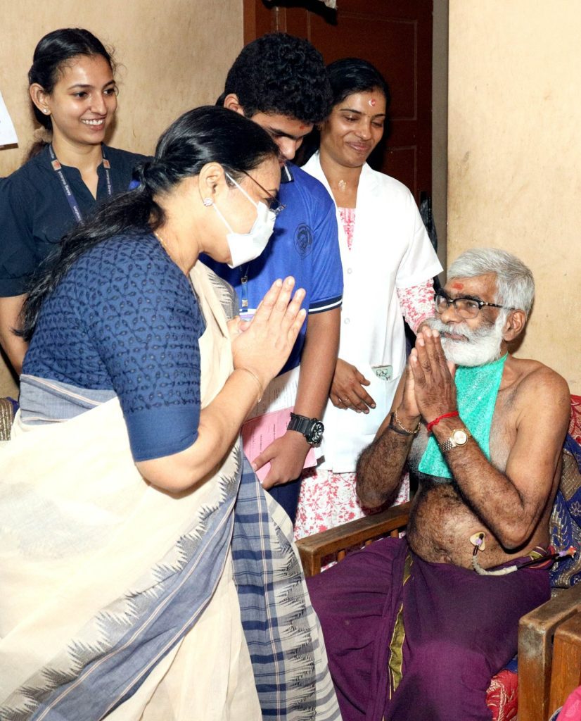 ‘ഞാനുമുണ്ട് പരിചരണത്തിന്’: പാലിയേറ്റീവ് കെയര് രോഗികള്ക്ക് സാന്ത്വനമേകി മന്ത്രി വീണാ ജോര്ജ്
