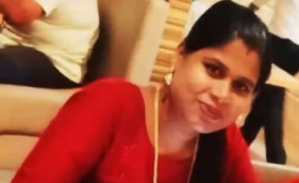 ഐസ്ക്രീമില് വിഷം ചേര്ത്ത് കഴിച്ചു; മൂന്ന് വയസ്സുള്ള മകളുമായി ആത്മഹത്യക്ക് ശ്രമിച്ച യുവതി മരിച്ചു