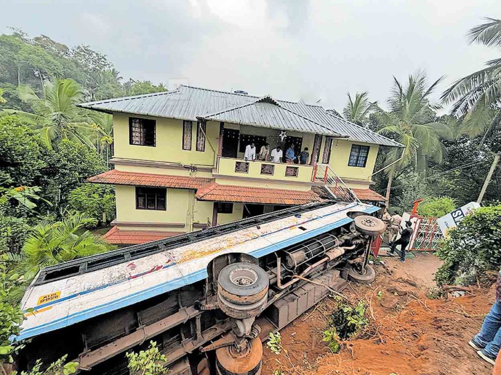 കെഎസ്ആർടിസി ബസ് നിയന്ത്രണംവിട്ട്  മുറ്റത്തേക്ക് മറിഞ്ഞ് അപകടം