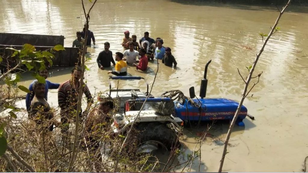തീർഥാടകരുടെ ട്രാക്ടർ കുളത്തിലേക്ക് മറിഞ്ഞ് അപകടം: കുട്ടികളടക്കം 15 മരണം