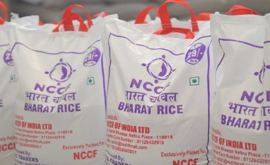 ഭാരത് അരി എത്തിച്ചതറിഞ്ഞ് തടിച്ചുകൂടിയത് നൂറ് കണക്കിനാളുകൾ; ഒന്നരമണിക്കൂറിൽ വിറ്റുപോയത് 100 ക്വിന്റൽ