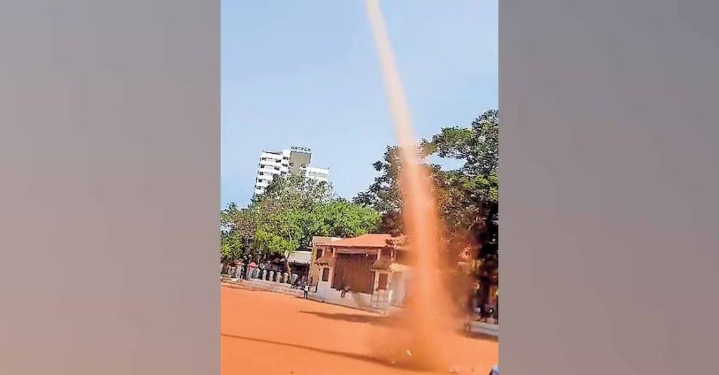 ‘ഡസ്റ്റ് ഡെവിൾ’ വീശിത്തുടങ്ങി; ചുഴലിക്കാറ്റിനു സമാനമായി ശക്തമായി കാറ്റ്; പൂജപ്പുര മൈതാനത്ത് ചുഴലിക്കാറ്റ്
