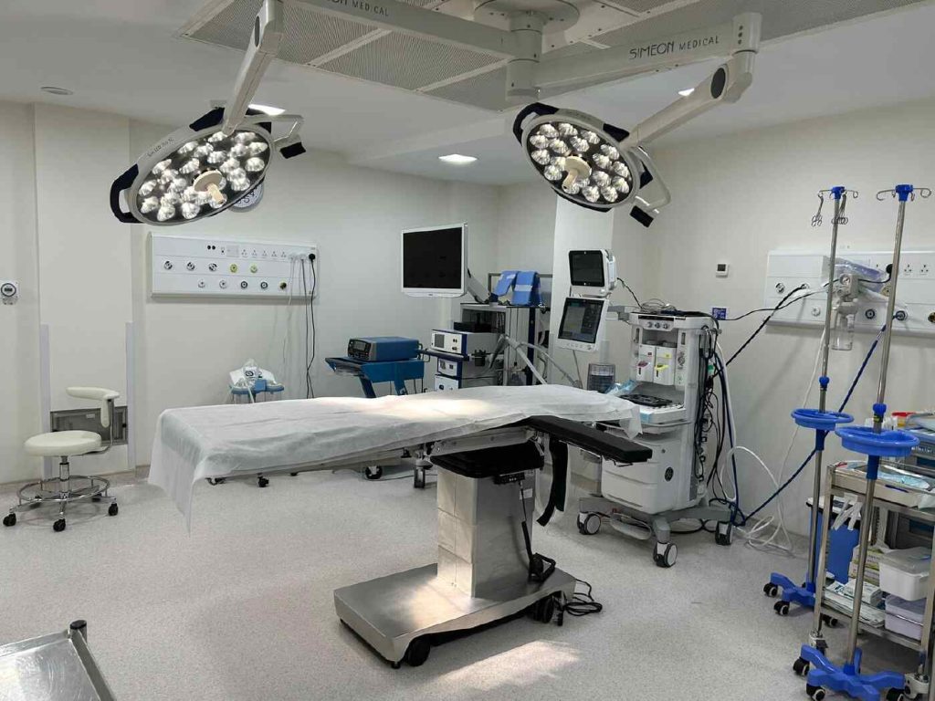 ഷിഫ അല് ജസീറ ആശുപതിയില് അത്യപൂര്വ്വ ലാപ്രോസ്കോപിക്ക് ശസ്ത്രക്രിയ; പിത്തസഞ്ചി നീക്കം ചെയ്യല് വിജയകരം