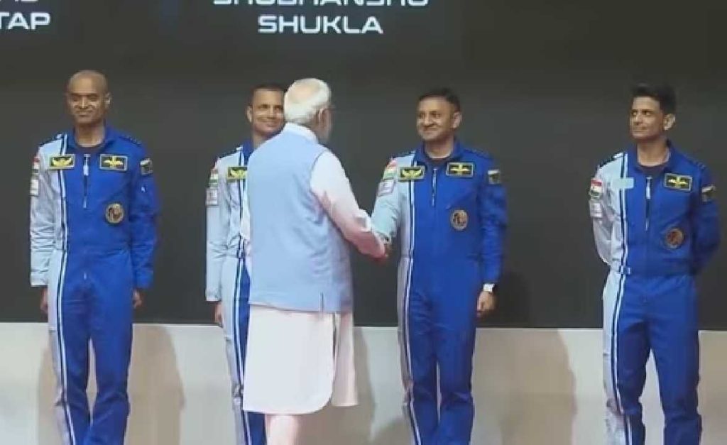 ‘ഗഗന്യാനി’ല് പോകുന്ന നാല് യാത്രികരെ പ്രഖ്യാപിച്ച് പ്രധാനമന്ത്രി; മലയാളികളുടെ അഭിമാനമായി പ്രശാന്ത് ബാലകൃഷ്ണന് നായര്