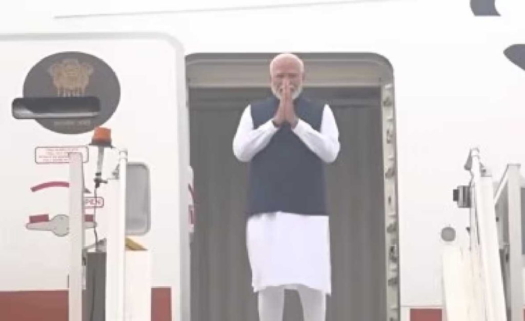 യുഎഇ, ഖത്തർ സന്ദർശനം; പ്രധാനമന്ത്രി അബുദാബിയിലേക്ക് യാത്ര തിരിച്ചു
