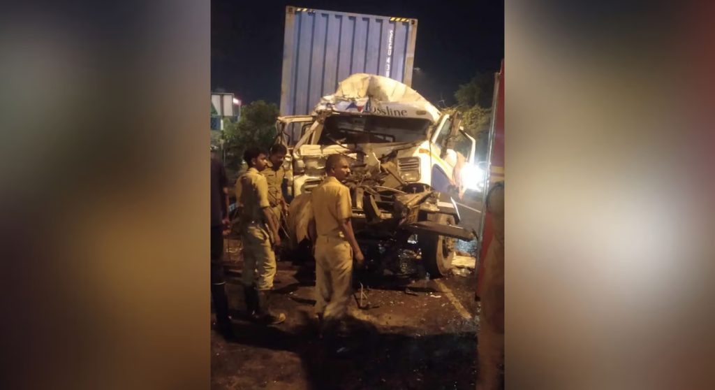കണ്ടെയ്നറുകൾ കൂട്ടിയിടിച്ച് അപകടം: ഡ്രൈവർക്ക് ഗുരുതര പരിക്ക്