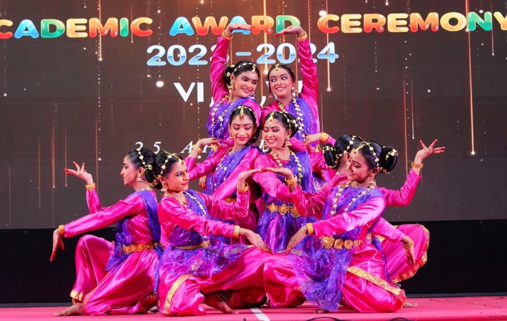 ഇന്ത്യൻ സ്കൂൾ അവാർഡ് ദാന ചടങ്ങിൽ മിഡിൽ സെക്ഷൻ ടോപ്പർമാരെ അനുമോദിച്ചു