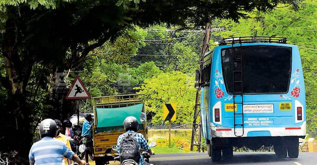 ചില്ലറ നല്കാത്തതിന് വയോധികനെ ബസില് നിന്ന് ചവിട്ടി പുറത്താക്കി; തലയ്ക്ക് പരിക്ക്