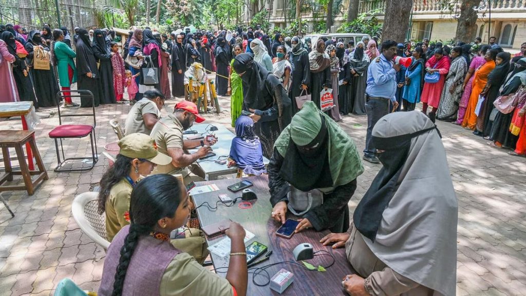‘ഇന്ത്യാ’ മുന്നണിയുടെ 8500 രൂപ വാഗ്ദാനം ; അക്കൗണ്ട് തുറക്കാന് കൂട്ടത്തോടെയെത്തി സ്ത്രീകള്